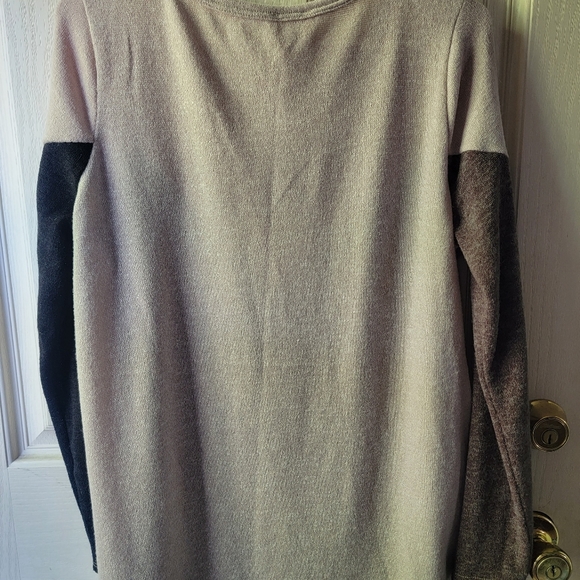 Womans top - Picture 2 of 3